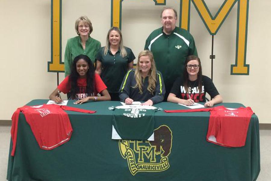 Volleyball+players+sign+with+colleges