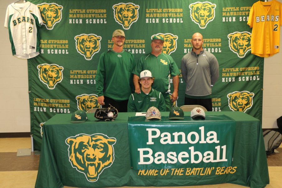 Senior+Michael+Lee+signs+to+play+baseball+for+Panola+College.+