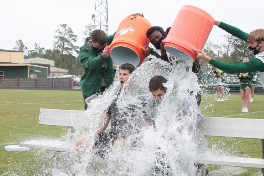 Principal+Ryan+DuBose+and+coach+Hunter+Gonzales+participate+in+the+ALS+ice+bucket+challenge.
