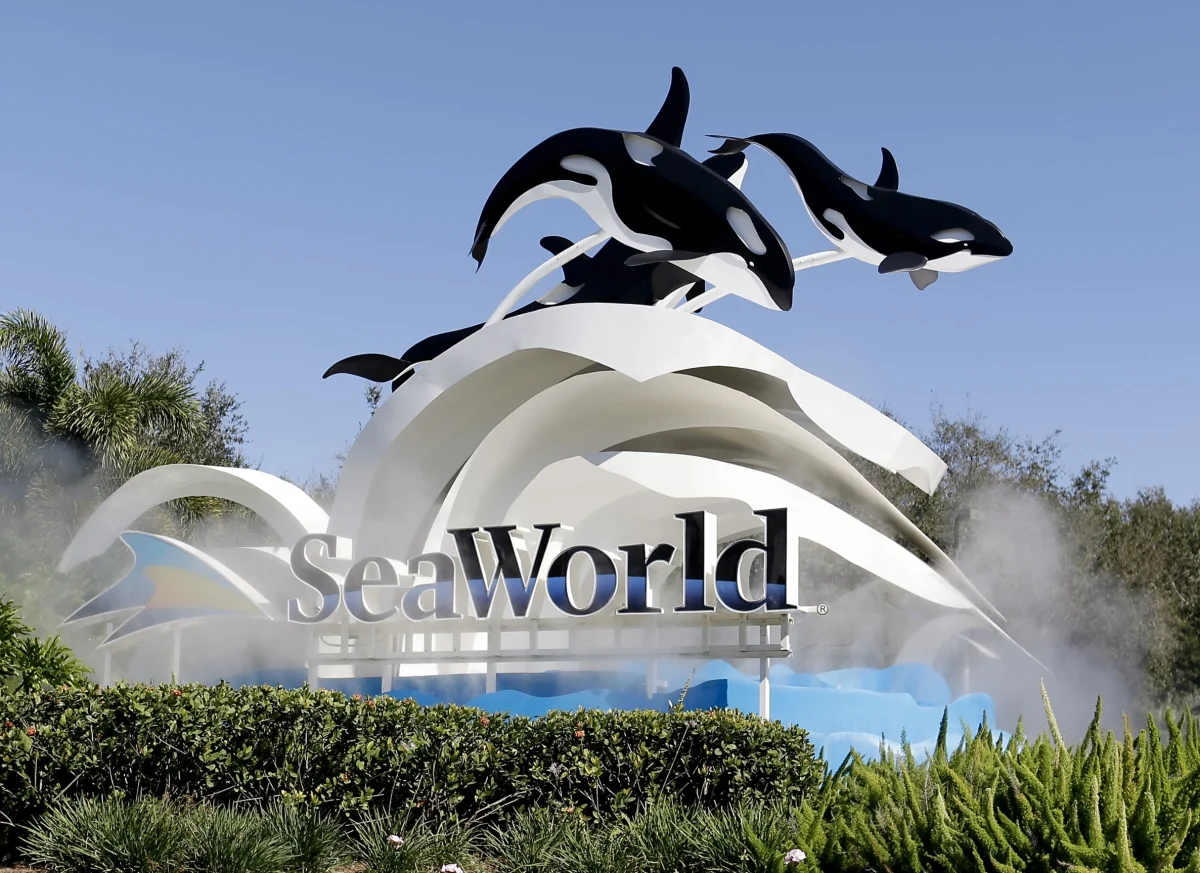 The front entrance display to Sea World